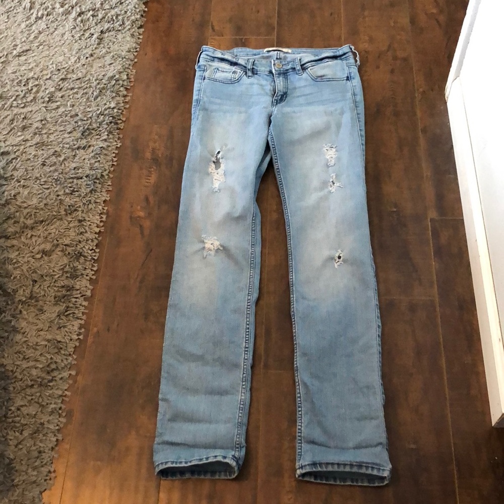 Hollister ripped jeans. Length is 31, waist is 26.